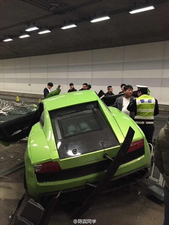 北京大屯路豪车相撞 现场惨烈