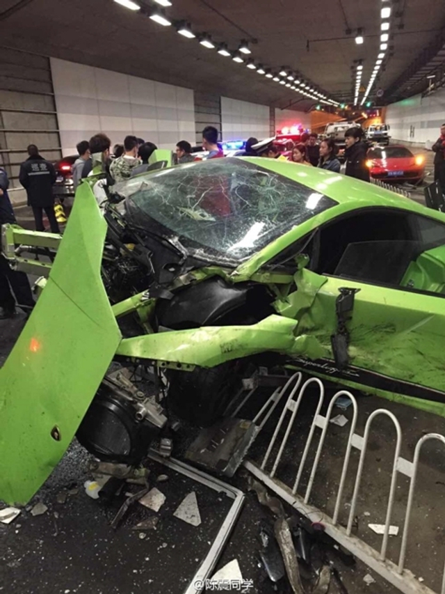 北京大屯路豪车相撞 现场惨烈