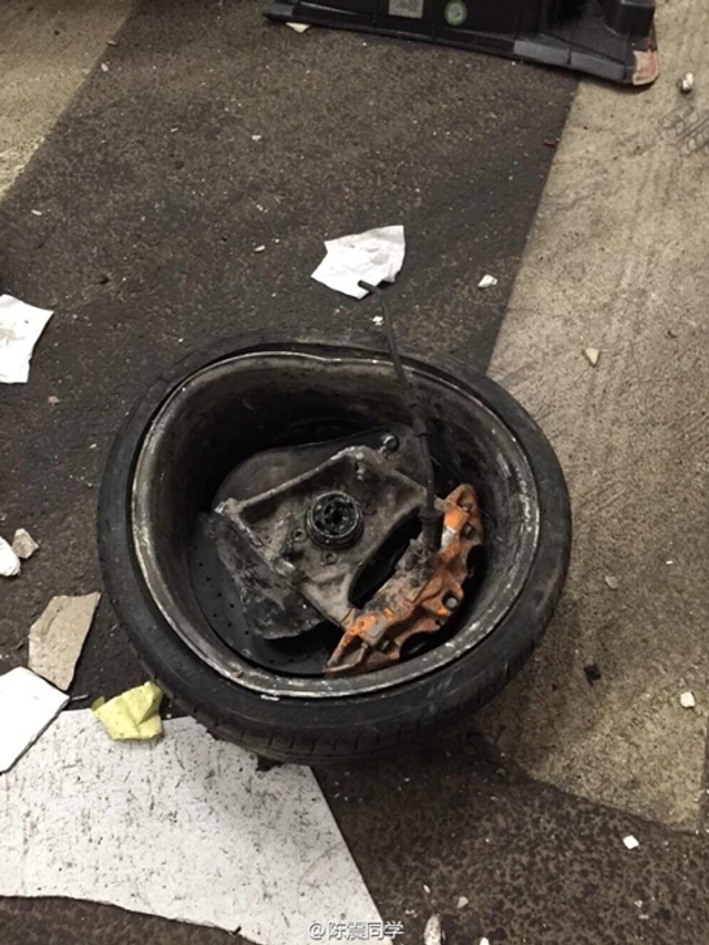 北京大屯路豪车相撞 现场惨烈