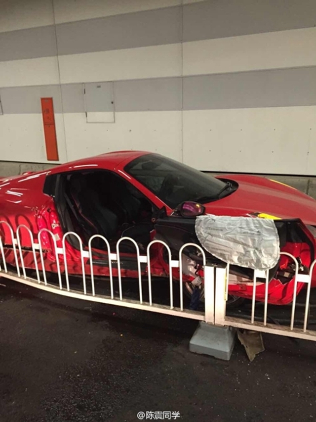 北京大屯路豪车相撞 现场惨烈