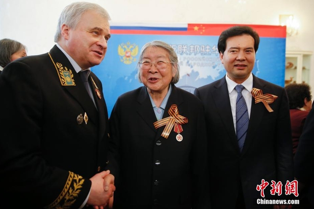 俄罗斯为32名中国老兵颁发二战奖章 