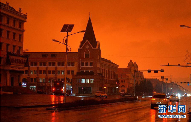 阿尔山现红色天空下泥雨