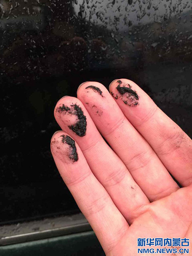 内蒙古阿尔山惊现红色天空下泥雨