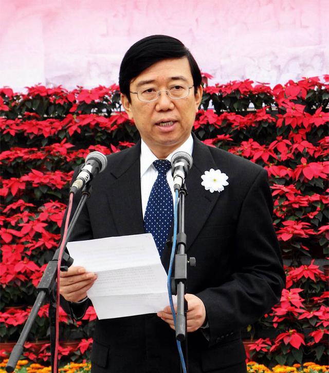 李春城受贿、滥用职权案一审开庭