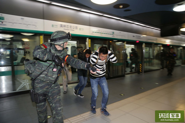 雪豹突击队在北京地铁进行反劫持演练