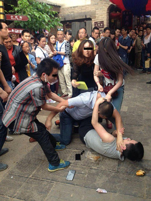 陕西一景区发生游客互殴事件 有伤者半昏迷