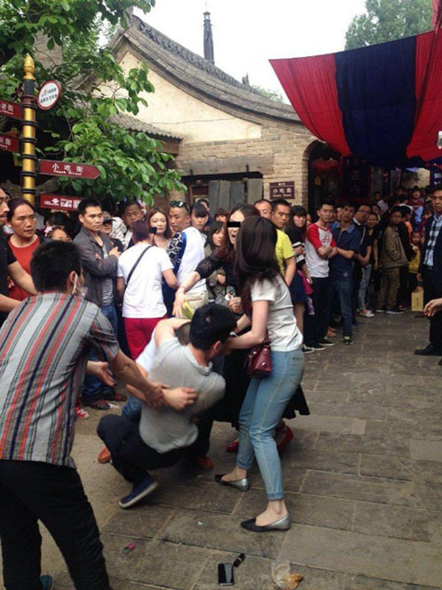 陕西一景区发生游客互殴事件 有伤者半昏迷