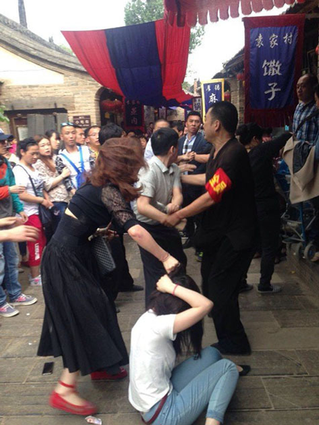 陕西一景区发生游客互殴事件 有伤者半昏迷