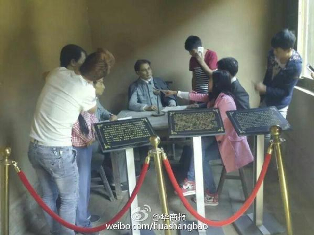 陕西革命旧址女雕像遭游客袭胸亲脸