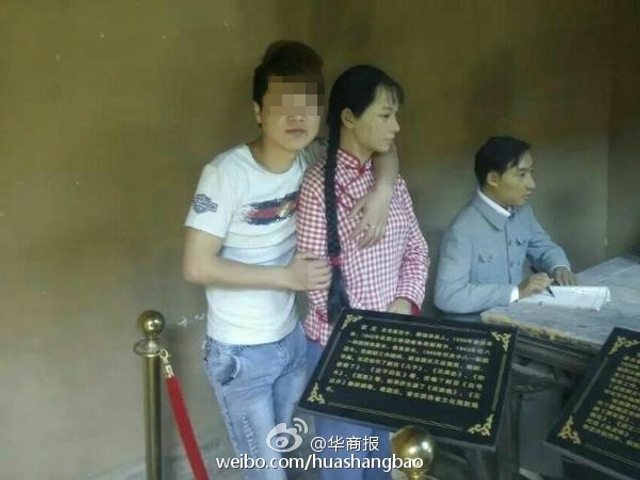 陕西革命旧址女雕像遭游客袭胸亲脸