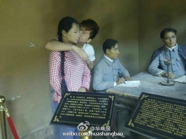 陕西革命旧址女雕像遭游客袭胸亲脸