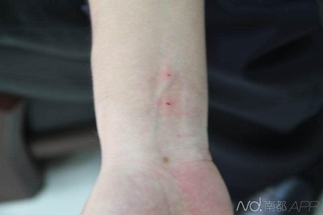 女子抗拒地铁安检 高跟鞋袭警