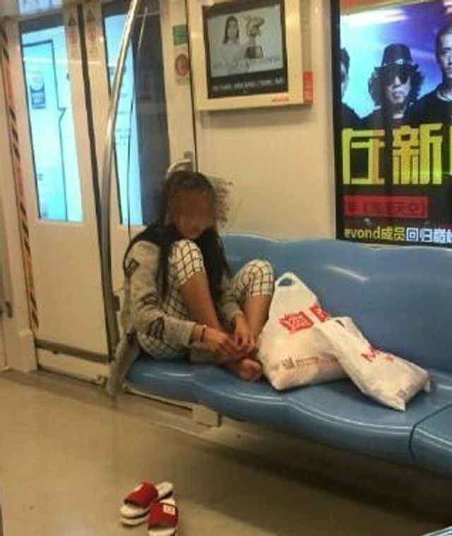 女子霸占地铁一排座位 悠闲抠脚睡觉