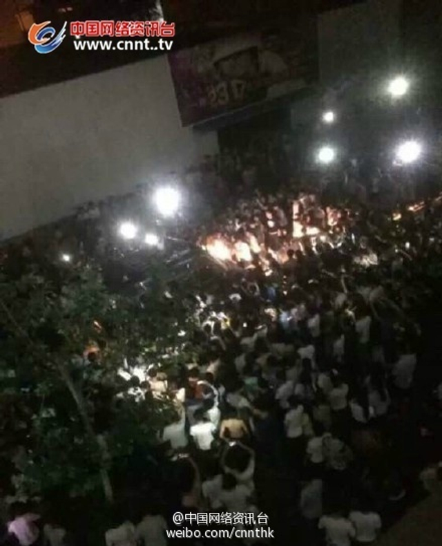 河南永城一中学学生打砸食堂掀翻警车