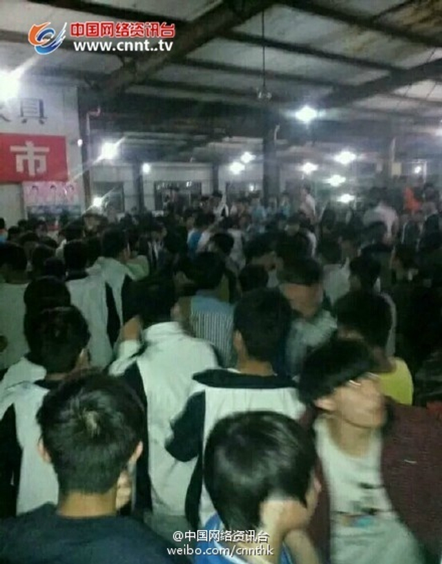 河南永城一中学学生打砸食堂掀翻警车