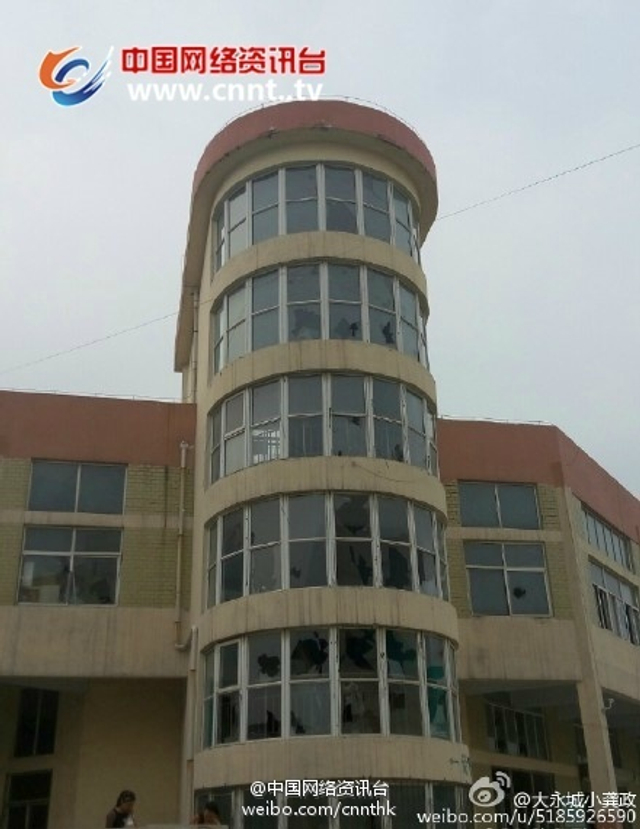 河南永城一中学学生打砸食堂掀翻警车