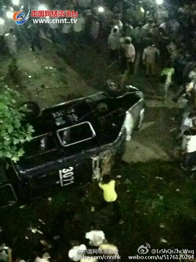 河南永城一中学学生打砸食堂掀翻警车