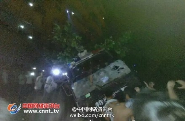 河南永城一中学学生打砸食堂掀翻警车