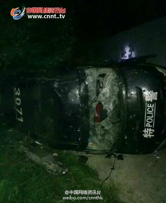 河南永城一中学学生打砸食堂掀翻警车