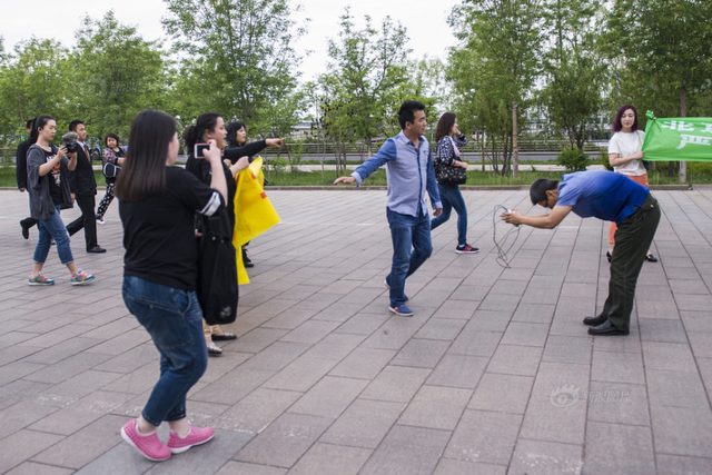 男子棒打小狗遭“人肉”  向爱狗人士道歉