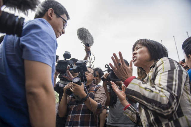 男子棒打小狗遭“人肉”  向爱狗人士道歉