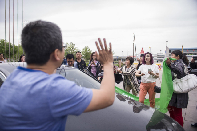 男子棒打小狗遭“人肉”  向爱狗人士道歉