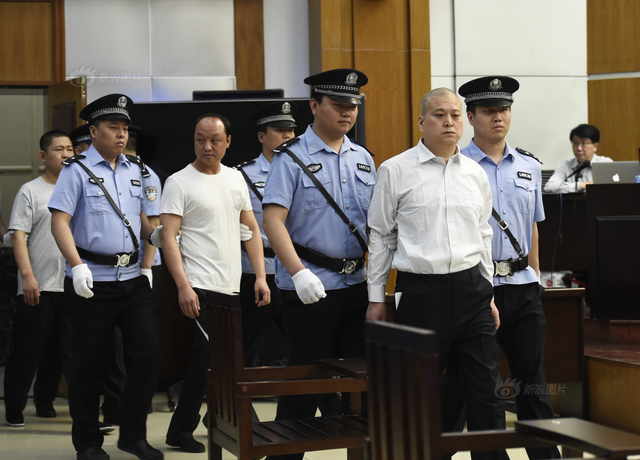 “农妇讨薪死亡案”3名涉案警方人员受审