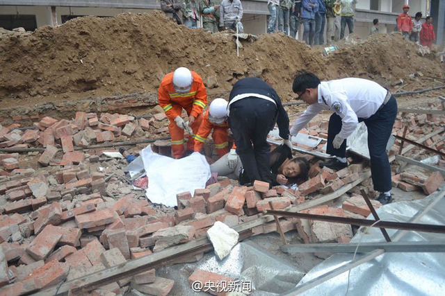 兰州一20米长围墙倒塌 9人被埋1人死亡