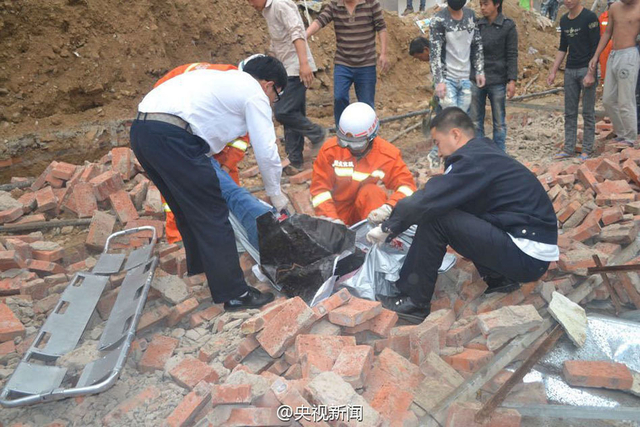 兰州一20米长围墙倒塌 9人被埋1人死亡