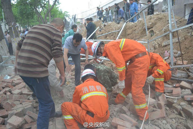 兰州一20米长围墙倒塌 9人被埋1人死亡