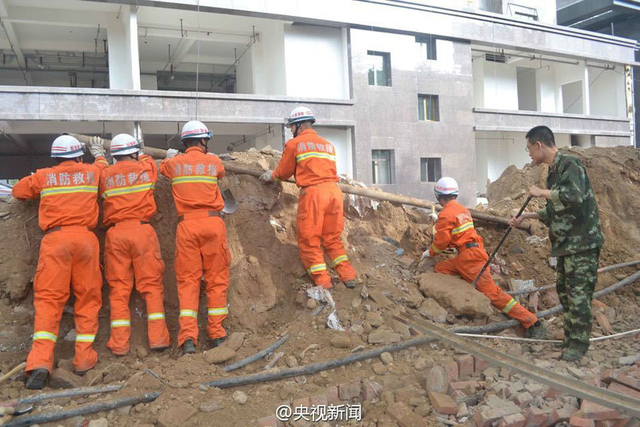 兰州一20米长围墙倒塌 9人被埋1人死亡