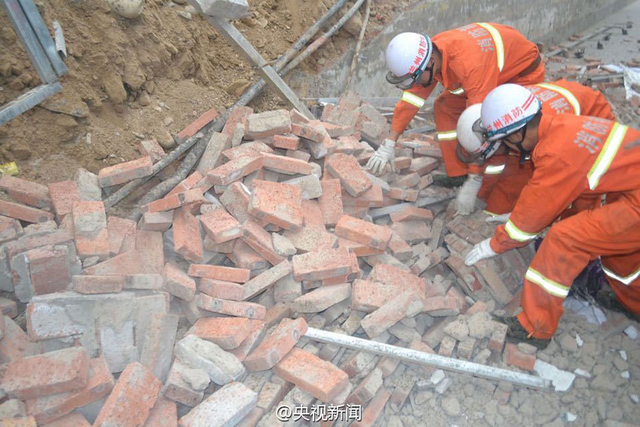 兰州一20米长围墙倒塌 9人被埋1人死亡
