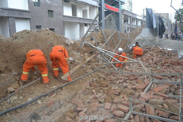 兰州一20米长围墙倒塌 9人被埋1人死亡