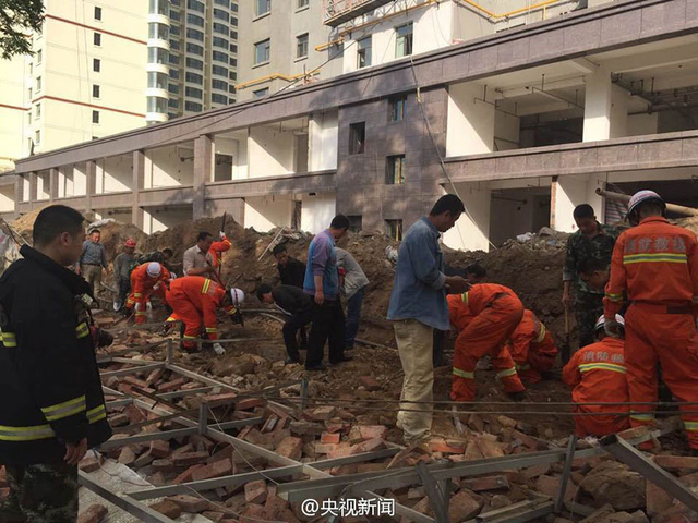 兰州一20米长围墙倒塌 9人被埋1人死亡