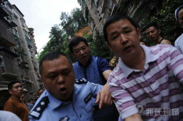 记者否认干扰救援：两度出示证件被阻拦