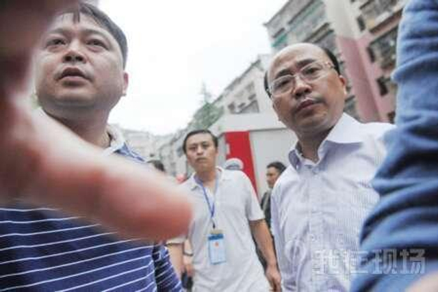 记者否认干扰救援：两度出示证件被阻拦