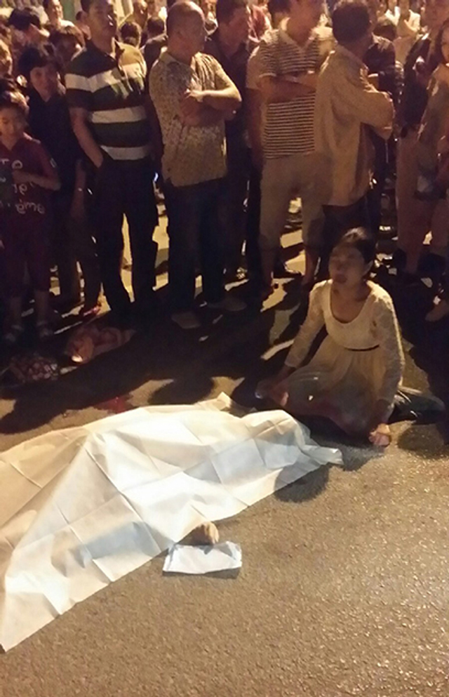 河南宝马司机撞死女子 下车脚踢死者后逃逸