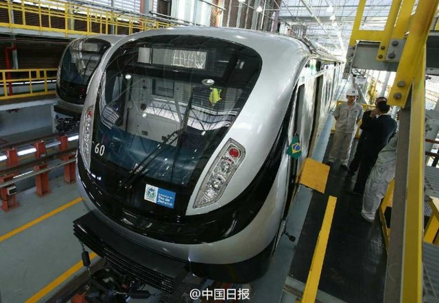 李克强在巴西里约乘坐中国产地铁列车