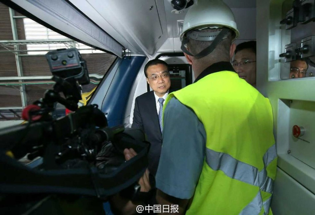 李克强在巴西里约乘坐中国产地铁列车