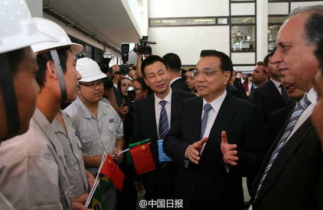 李克强在巴西里约乘坐中国产地铁列车