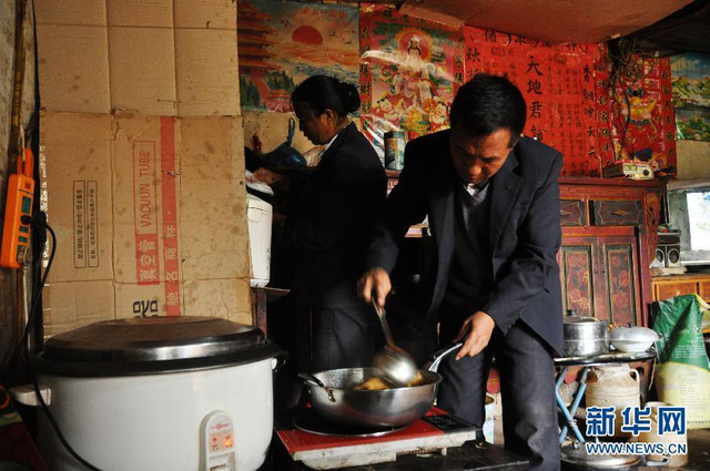 贵州山村教师身兼多职 独守20余名学生