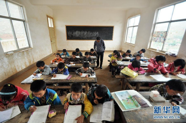 贵州山村教师身兼多职 独守20余名学生