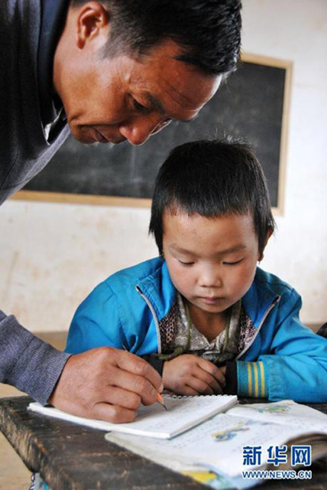 贵州山村教师身兼多职 独守20余名学生