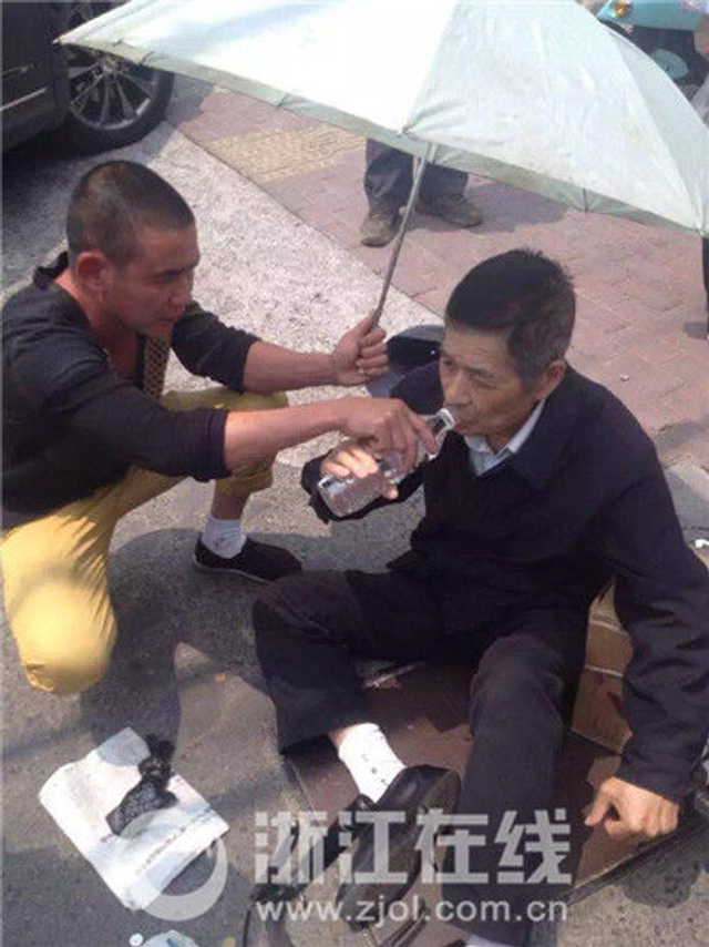 老人街边摔倒 修车工不顾劝阻出手相救
