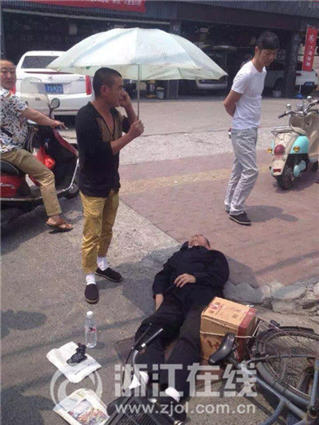 老人街边摔倒 修车工不顾劝阻出手相救