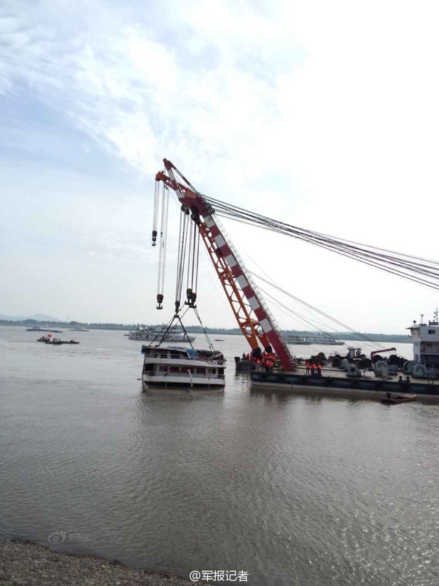 “东方之星”沉船起吊