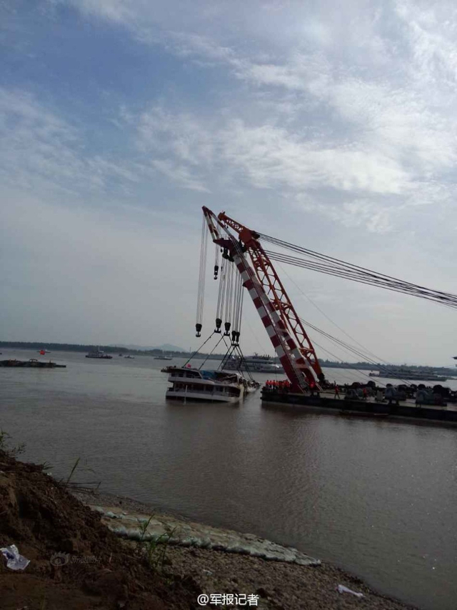 “东方之星”沉船起吊