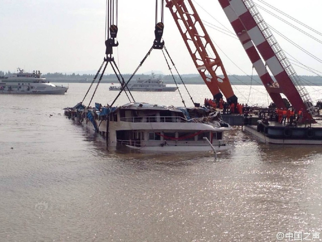 “东方之星”沉船起吊