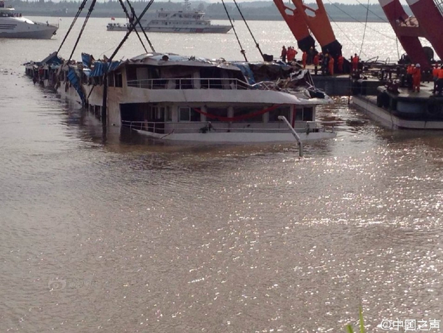 “东方之星”沉船起吊