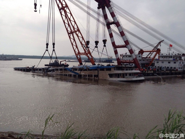 “东方之星”沉船起吊